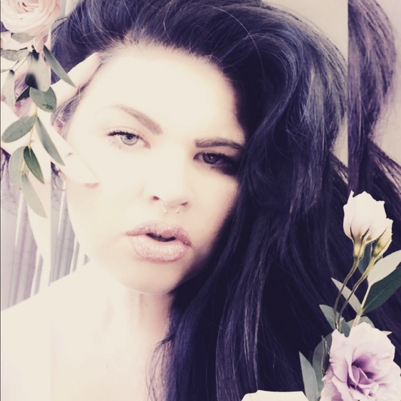 Meet your Posher, Olivia - Picture 2 of 3